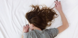 Jak dbać o włosy podczas snu?