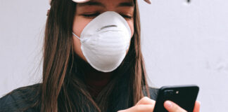 Jak dbać o swój smartfon i zachowywać go w czystości w czasach koronawirusa